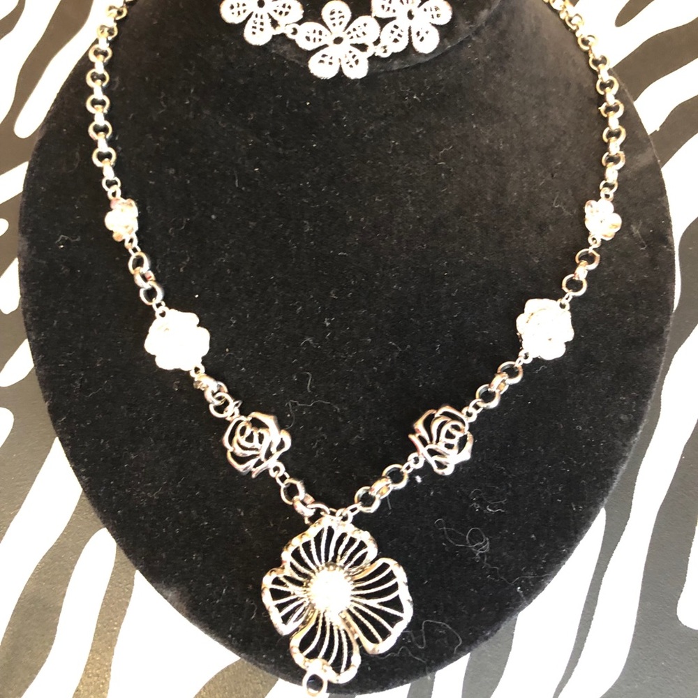 Flower necklace and bracelet
